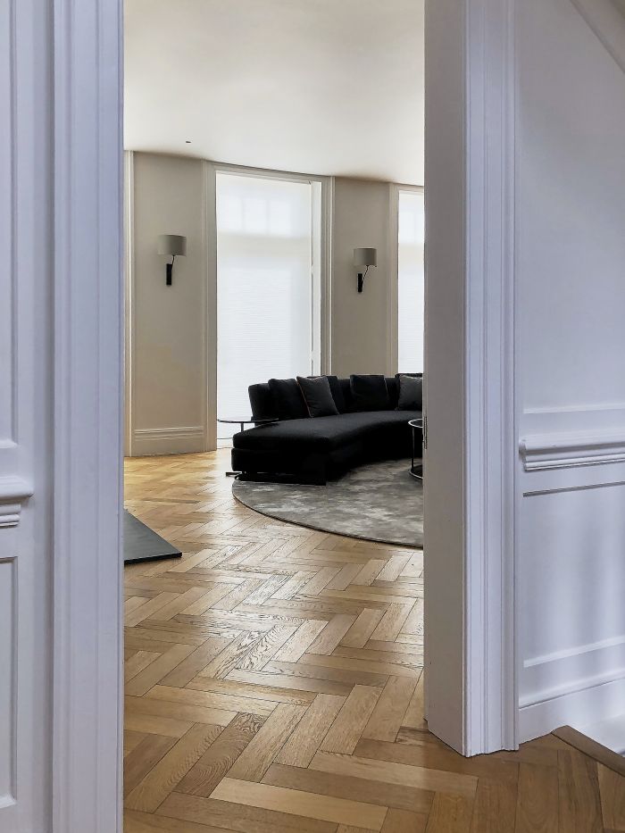 Oak herringbone flooring flows from the hallway to the living areas of this period property in Radlett. 