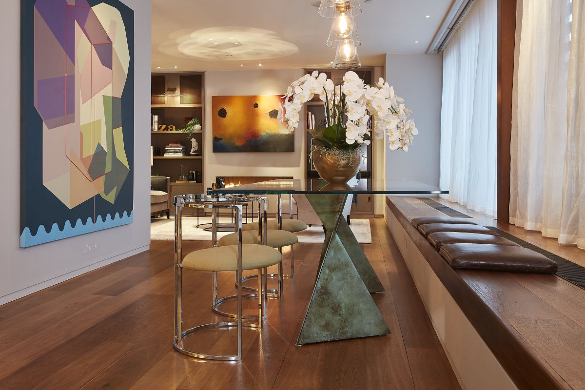 A Dining Room in a London Mews house featuring a Tom Faulkner Avalon dining table. 