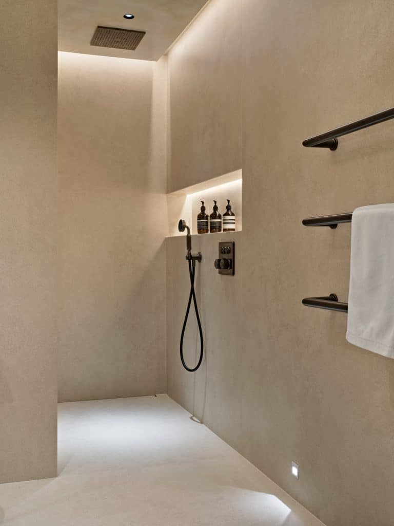 Dimmable lighting in minimalist bathroom.