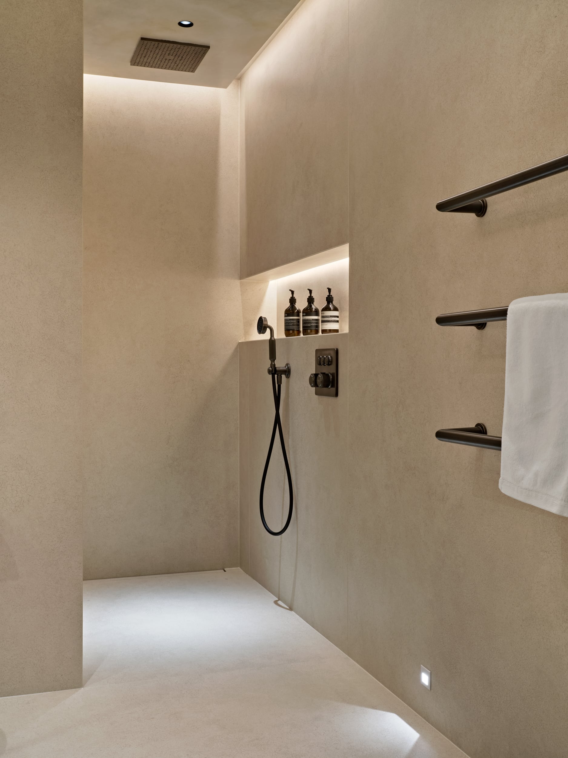 Dimmable lighting in minimalist bathroom.